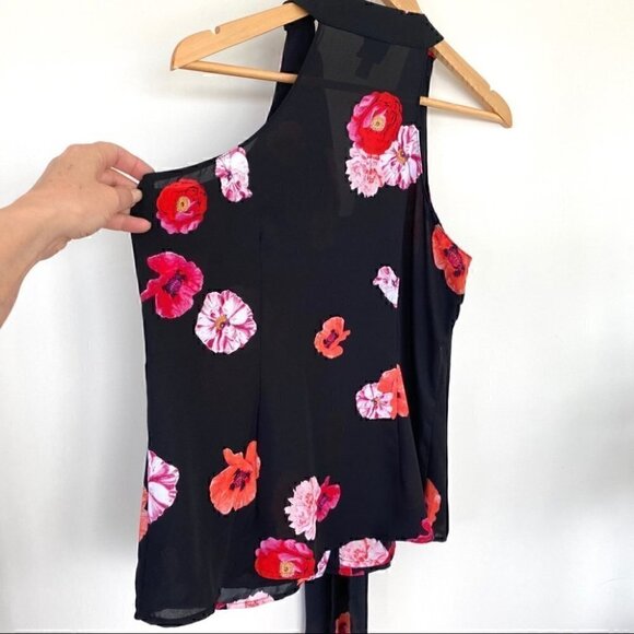 Sleeveless top with tie  at neck - Picture 4 of 6